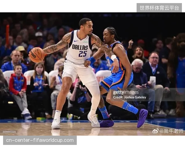 PJ·华盛顿在防守端疲于奔命，独行侠锋线防守资源难以匹配绿军冲击力